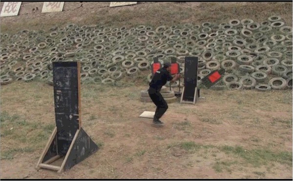 　　昆山九毫米：射擊時(shí)，要注意什么問題？